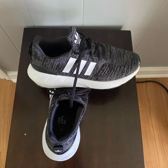 Boys Adidas size 5 excellent condition black and white - Picture 4 of 5